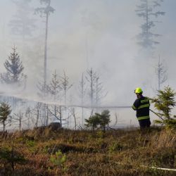 Požár v Brdech, hasiči museli nasadit vrtulník