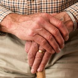 Senior z Klatov uvězněn dva dny mezi gaučem a postelí