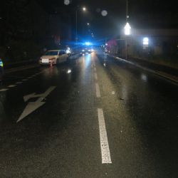 Srazila ženu sedící na silnici - policie pátrá po svědcích noční nehody v Domažlicích