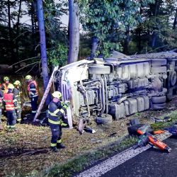 Tragická nehoda u Babylonu -  nákladní vůz v příkopu, řidič těžce zraněn