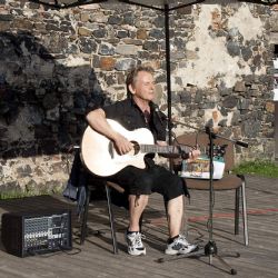 Vojta Kiďák Tomáško rozezní Švihovský hrad folkovými melodiemi