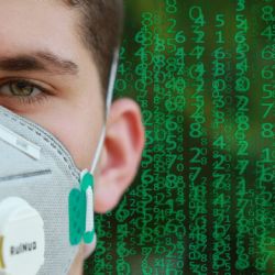 Neměl respirátor, dal v Klatovech pěstí řidiči autobusu