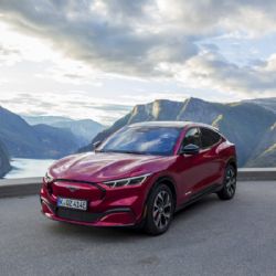 Mustang Mach-E dojede k moři na jedno nabití