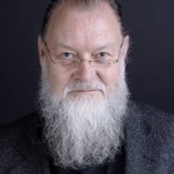 Komunisté jsou u konce s dechem. Je to zrůdná ideologie, příčina nekonečného neštěstí. Kdo chce kam, pomozme mu tam
