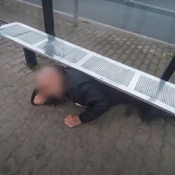 Dědeček uvízl pod lavičkou po oslavě narození vnučky