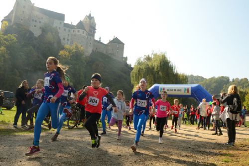 Foto: Běžíme na hrad Loket a můžeme i na pohádku a šermíře!