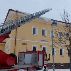 HASIČI ODSTRANILI SNĚHOVÉ PŘEVISY