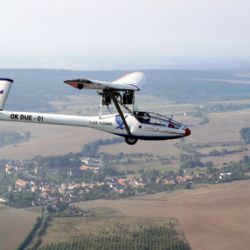 JE PILOTKOU, RYBÁŘKOU I ZAHRADNICÍ
