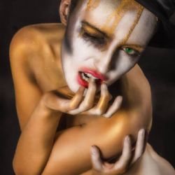 MODELKA A MALÍŘKA V JEDNÉ OSOBĚ KAROLÍNA KOBLENOVÁ CHYSTÁ VÝSTAVU!