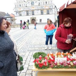 NA TRHU BYLO MASO, PEČIVO I VÁNOČNÍ DEKORACE