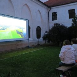 PROMÍTALI DOKUMENT O STAVBĚ HRACHOLUSEK