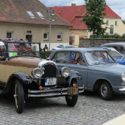 TACHOVSKEM PROJELA KOLONA HISTORICKÝCH VOZIDEL
