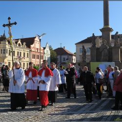VĚŘÍCÍ NESLI MĚSTEM SVATÝ OBRAZ