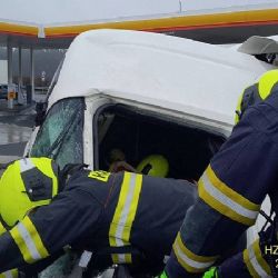 D5 uzavřena: Hasiči a vrtulník zasahovali po nehodě kamionů u Boru