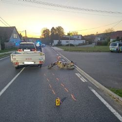 Nehoda ve Skašově: Čtrnáctiletý bez helmy srazil BMW, oba zranění