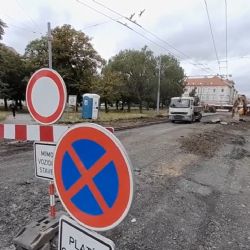 Opravy na Husově náměstí omezí dopravu i MHD do konce roku
