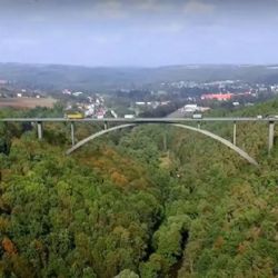 Plasy staví nejvyšší most v ČR 87 metrů nad řekou Střelou