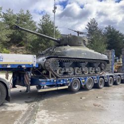 Tank Sherman přes střechy Plzně: Nová atrakce pro muzeum Adolfa Loose
