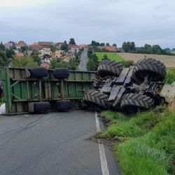 Traktor zablokoval silnici