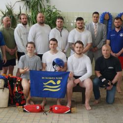 Další městští strážníci procházejí kurzem vodní záchrany
