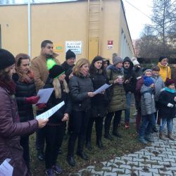 Děti z „Mandlovky“ si rozsvítily vánoční stromek a zazpívaly si se starostou