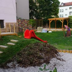 Děti z mateřinky v Resslově ulici si hrají v nové zahradě