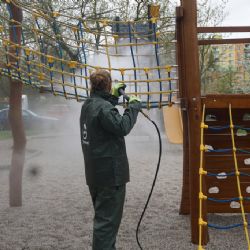 Dětská hřiště procházejí preventivním čištěním a bezpečnostní kontrolou