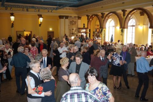 Foto: Jarní společenská událost pro seniory - tradiční taneční vínek
