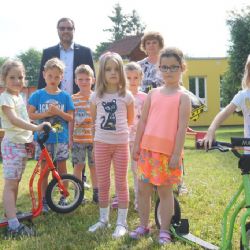 Mateřinky obdržely v rámci dopravní výchovy další koloběžky a helmy