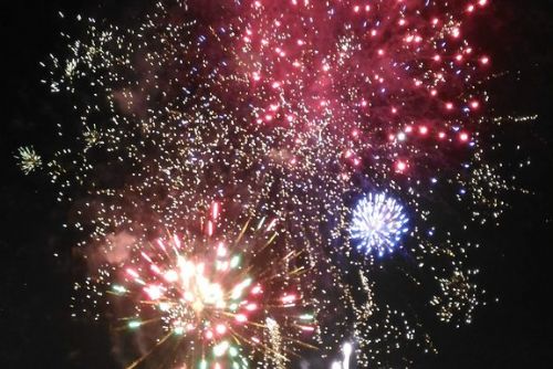 Foto: Novoroční ohňostroj rozzářil nebe nad náměstím Republiky