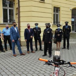 Strážníci z centra města a Skvrňan dostali od obvodu nová elektrokola a zdravotnický batoh