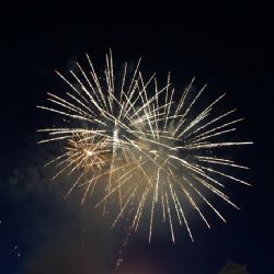 Tradiční novoroční ohňostroj rozzářil nebe nad Plzní