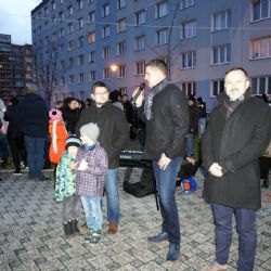 V neděli se rozsvítil vánoční stromek ve Skvrňanech