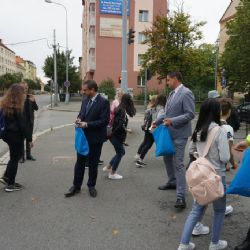 Vedení obvodu přivítalo prvňáčky a spolu s městskou policií dohlédlo na bezpečnost na přechodech