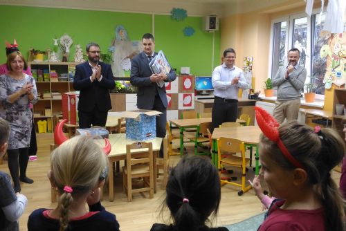 Foto: Vedení plzeňského centrálního obvodu navštívilo děti v mateřských školách s mikulášskou nadílkou