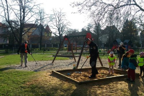 Foto: Zahájení sezóny provozu dětských hřišť v plzeňském centrálním obvodu provází bezpečnostní kontroly 
