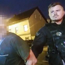 Hodil kebab po obsluze kvůli alkoholu, převzali si ho strážníci