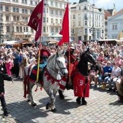 Král Václav II. a Guta na Historických slavnostech v Plzni