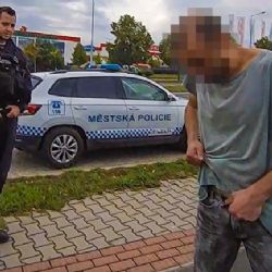 Nahý muž s údem v ruce pronásledoval ženu, zasáhla policie