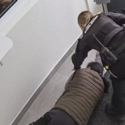 Opilá cizinka usnula na policii ve stoje s 3,4 promile