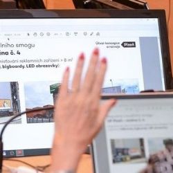 Plzeň omezí reklamu: lepší prostředí a historická harmonie