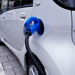 Plzeň zrušila parkování pro elektromobily zdarma, Praha chystá stejný krok