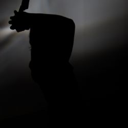 Sedmdesátiletá žena ubodala manžela, sousedé v šoku