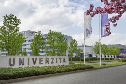 obrázek:Skandál na Západočeské univerzitě - studenti stipendia vraceli děkanovi