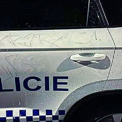 Vandal v Plzni pomaloval auto strážníkům