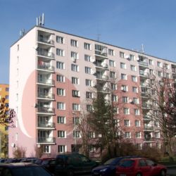 Vandal znečišťuje panelák močí - plzeňané trpí zápachem