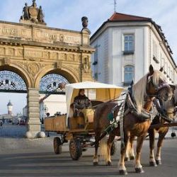 Společná veselice na nádvoří Plzeňského Prazdroje