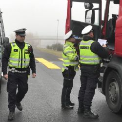 Policisté kontrolovali na D5 kamiony a autobusy