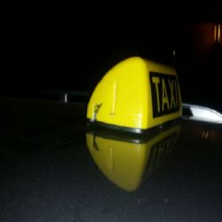 Hádka s taxikářem kvůli hlasité hudbě vyvrcholila rozbitým sklem