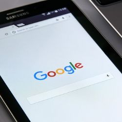 Ze stánku s občerstvením na Slovanech ukradli peníze a tablet